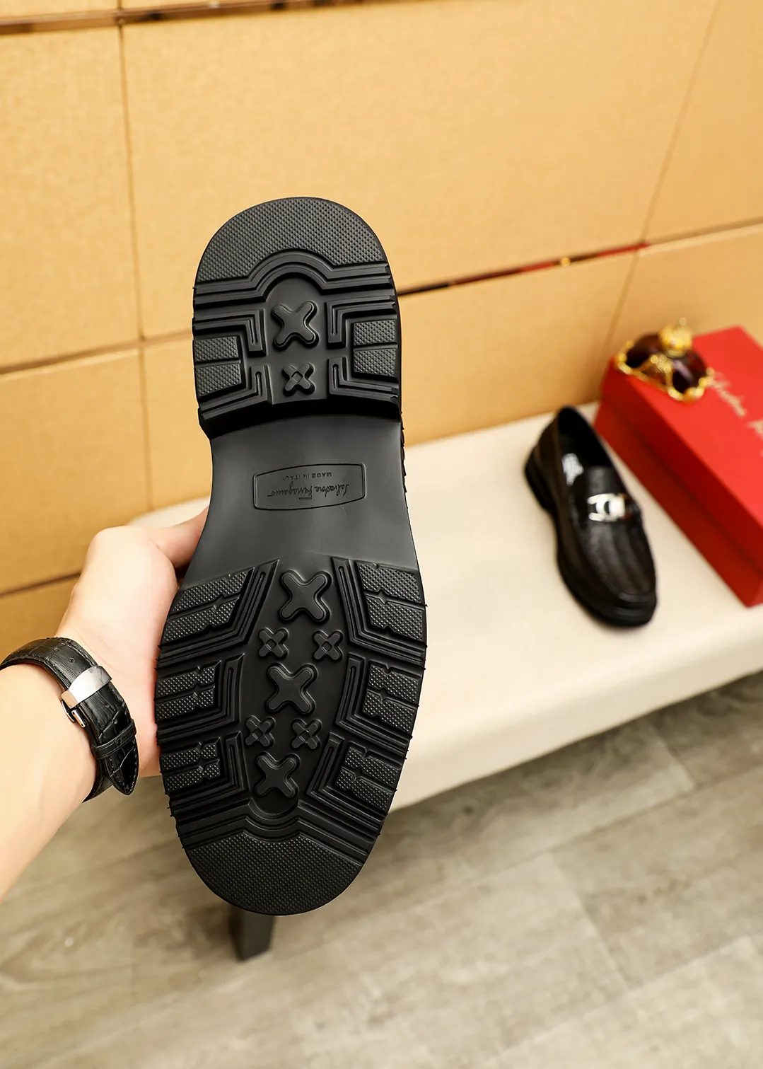 Men's shoes 💰520 💐 Product trademark: Ferragamo "Ferragamo" casual leather shoes Regular size: 38-44 (45.46🉑️customized) Product materials: Selected imported first-layer calfskin embossed upper + original hardware buckle, imported water-dyed cow leather lining. Strong three-dimensional visual effect, original outsole color: 1⃣️color optional